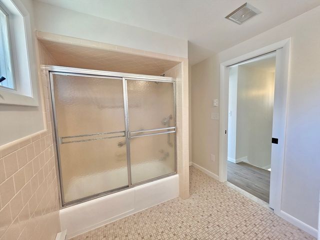 8 Wolf Hill Rd, Smithfield, RI 02917