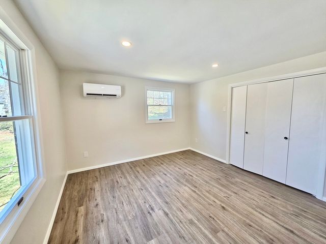 8 Wolf Hill Rd, Smithfield, RI 02917