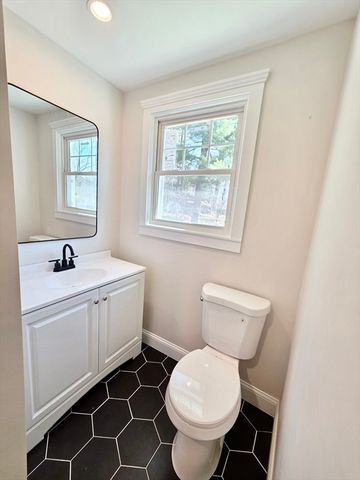 8 Wolf Hill Rd, Smithfield, RI 02917