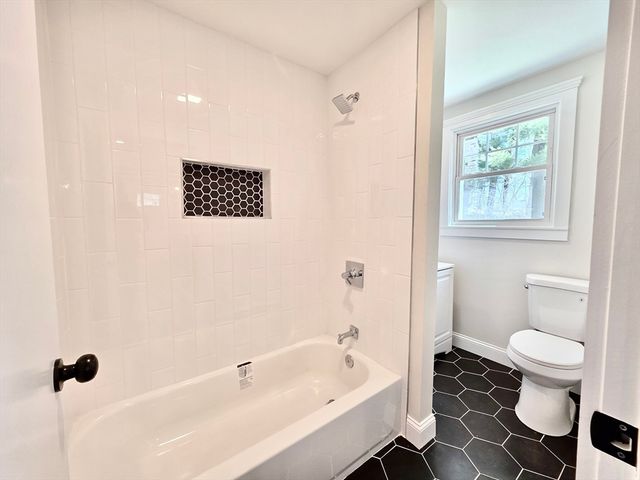 8 Wolf Hill Rd, Smithfield, RI 02917