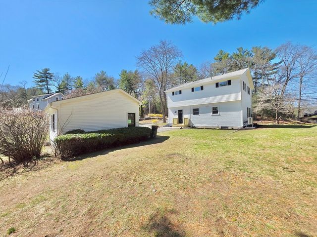 8 Wolf Hill Rd, Smithfield, RI 02917