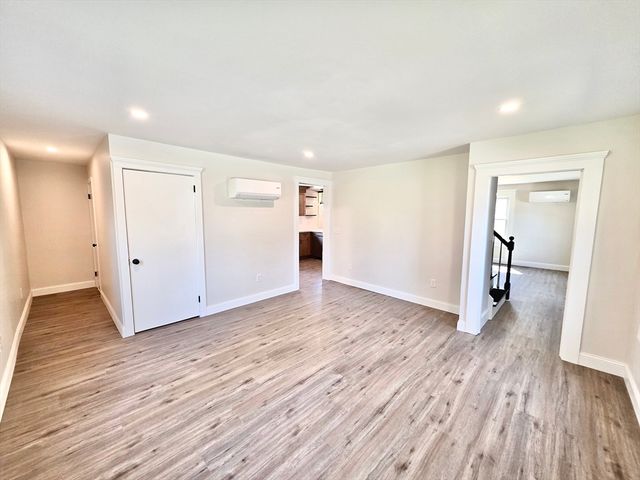 8 Wolf Hill Rd, Smithfield, RI 02917