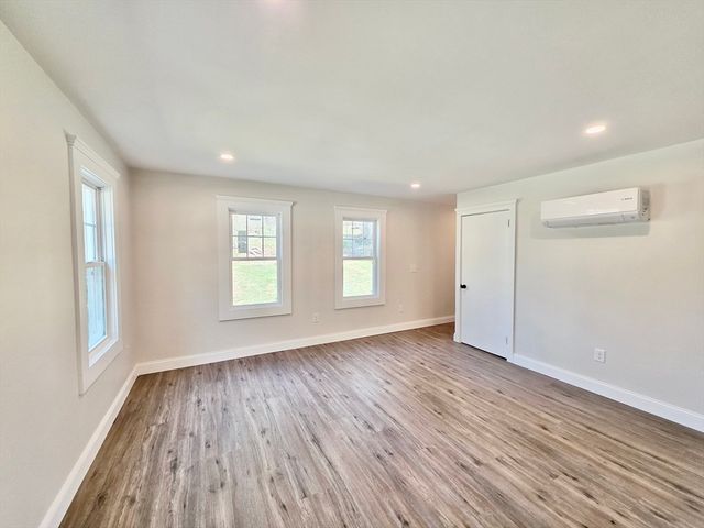 8 Wolf Hill Rd, Smithfield, RI 02917