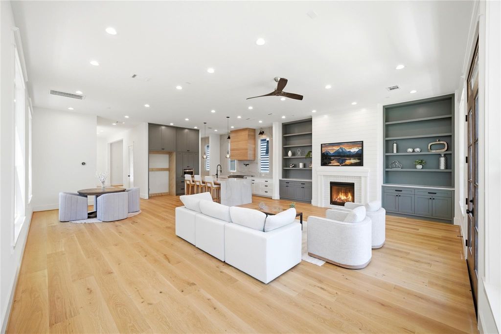 Image 10 of property listing at 1520 Nicholson Street, Houston, TX 77008