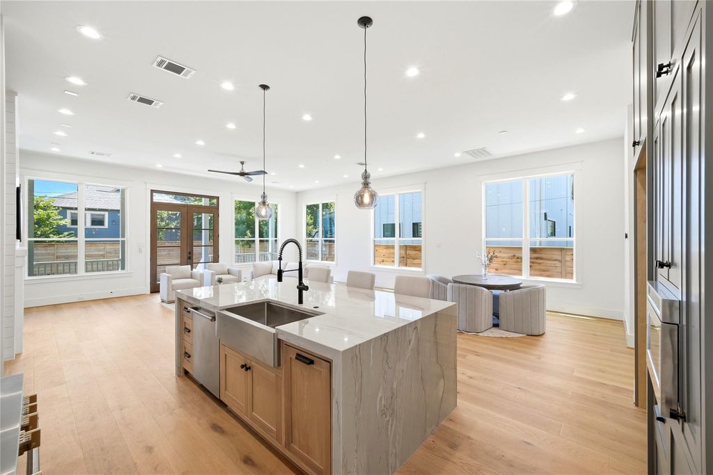 Image 2 of property listing at 1520 Nicholson Street, Houston, TX 77008