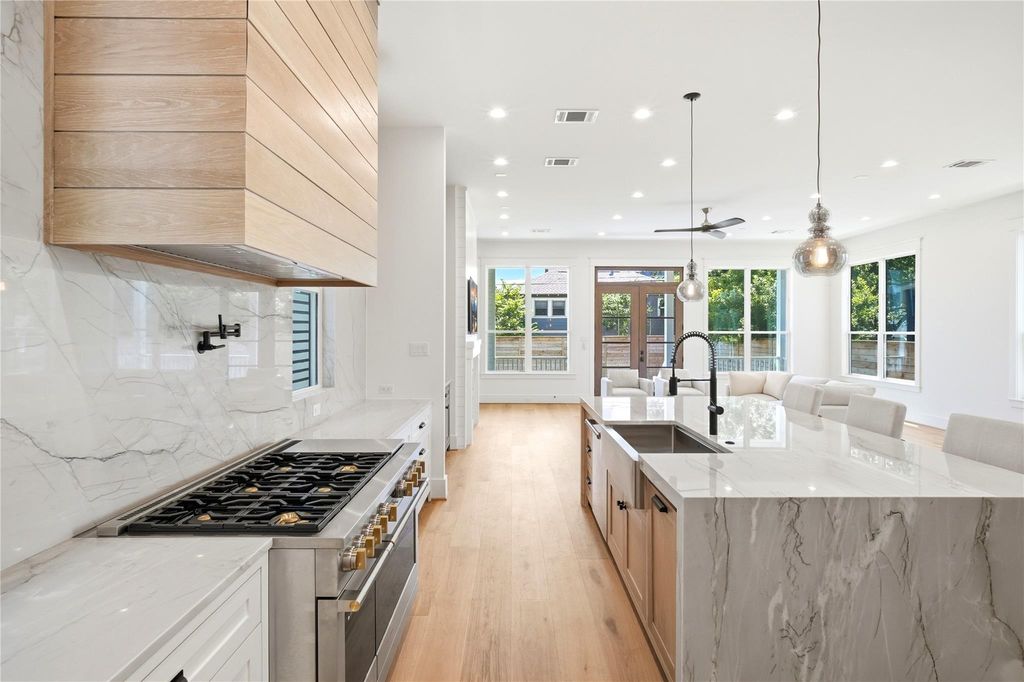 Image 3 of property listing at 1520 Nicholson Street, Houston, TX 77008