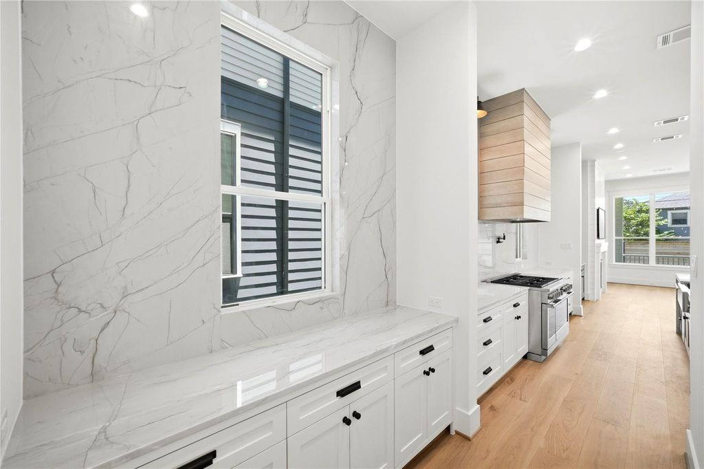 Image 4 of property listing at 1520 Nicholson Street, Houston, TX 77008