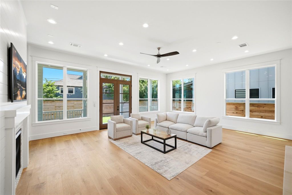 Image 9 of property listing at 1520 Nicholson Street, Houston, TX 77008