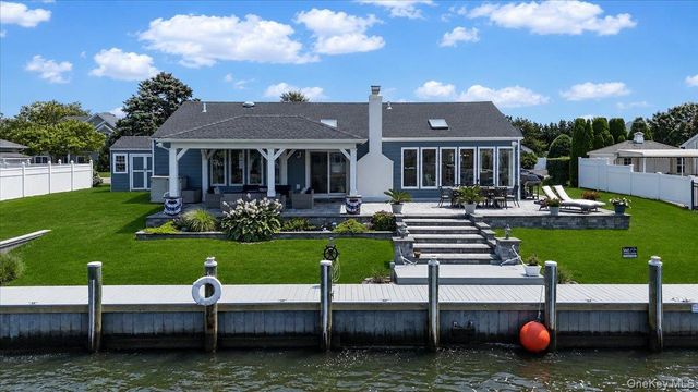 31 Shore Drive W, Copiague, NY 11726