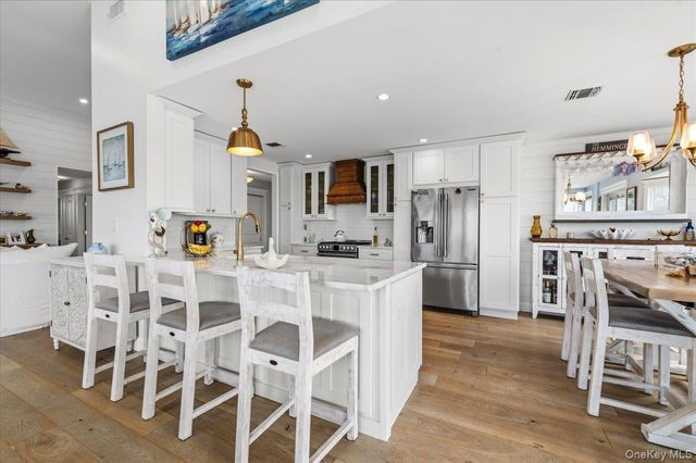 31 Shore Drive W, Copiague, NY 11726