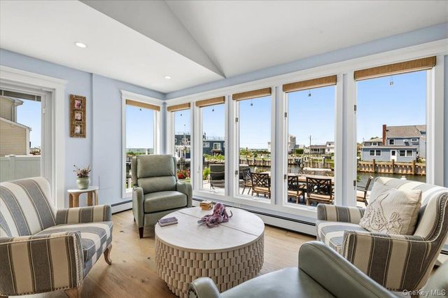 31 Shore Drive W, Copiague, NY 11726