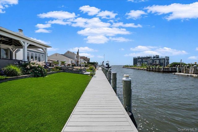 31 Shore Drive W, Copiague, NY 11726