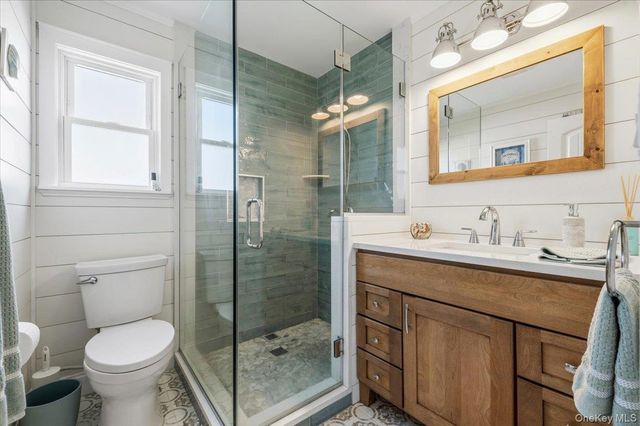 31 Shore Drive W, Copiague, NY 11726