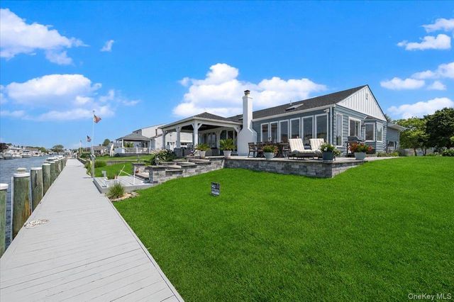 31 Shore Drive W, Copiague, NY 11726