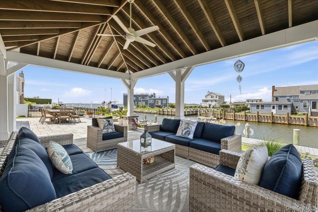 31 Shore Drive W, Copiague, NY 11726