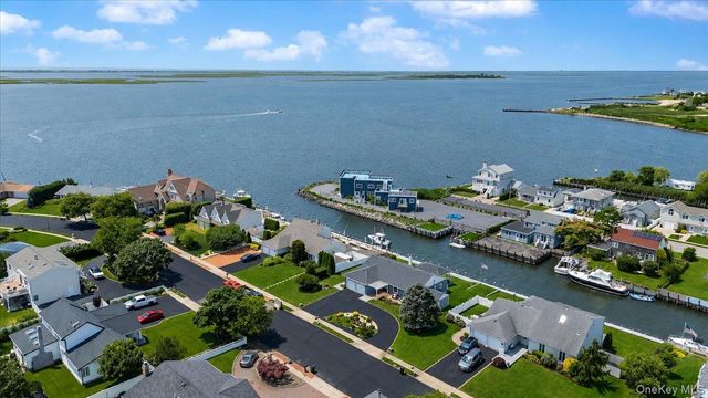 31 Shore Drive W, Copiague, NY 11726