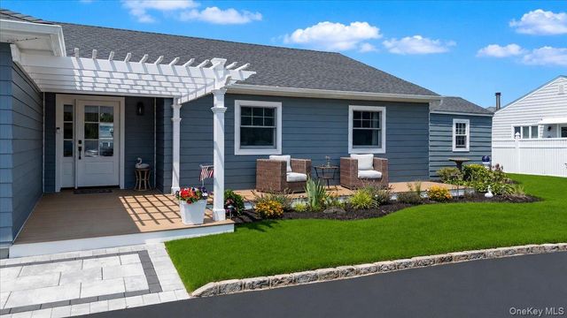 31 Shore Drive W, Copiague, NY 11726