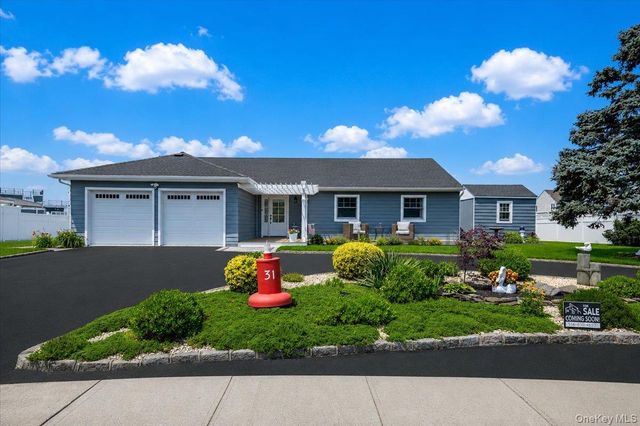 31 Shore Drive W, Copiague, NY 11726