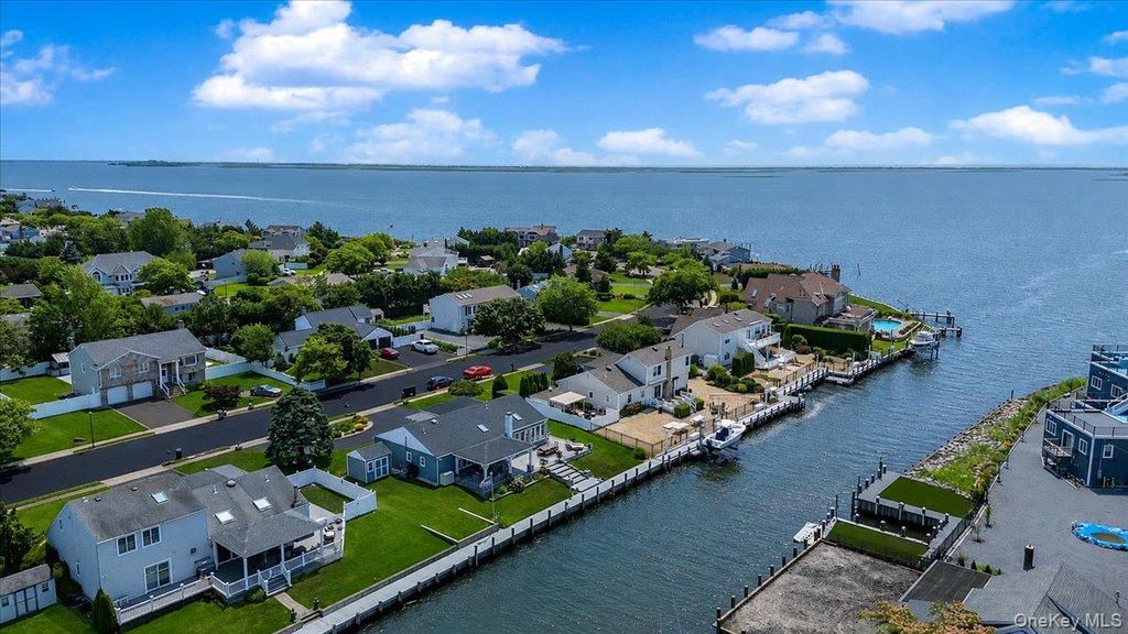 31 Shore Drive W, Copiague, NY 11726