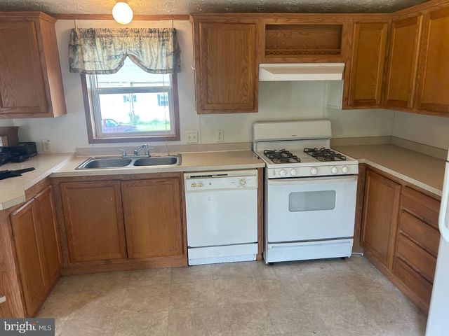5 SUNRISE DR, Hershey, PA 17033