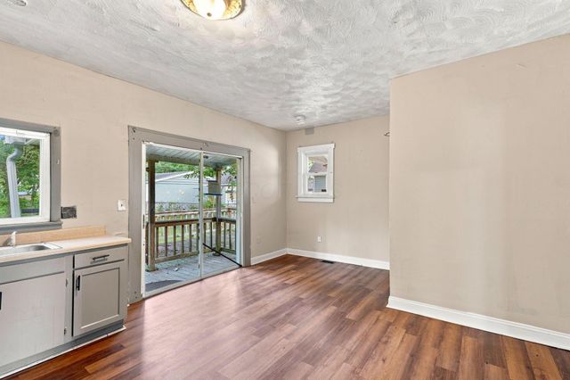 2884 E 9th Avenue, Columbus, OH 43219