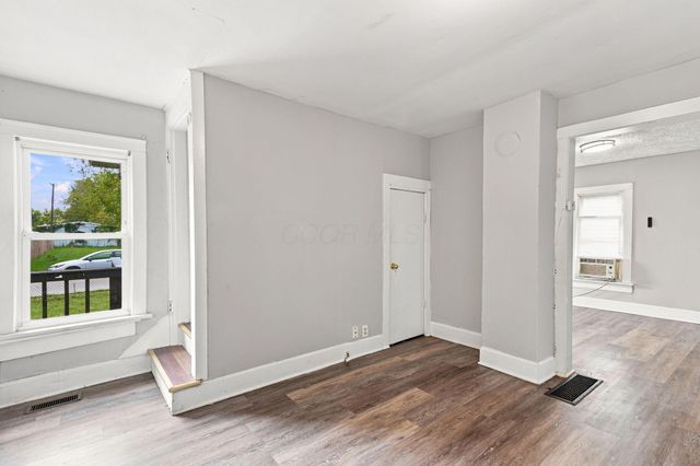 2884 E 9th Avenue, Columbus, OH 43219