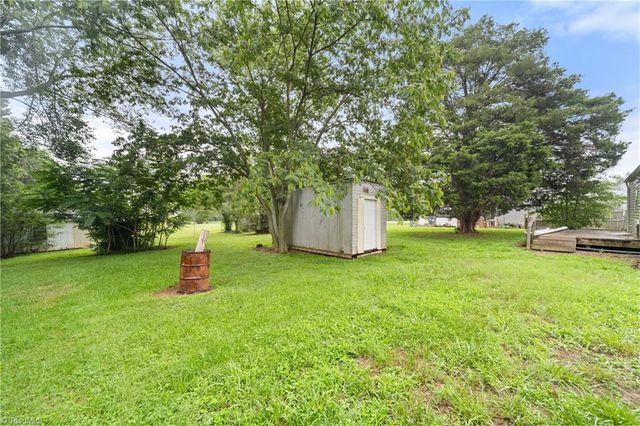 683 Old Hollow Road, Winston-salem, NC 27105