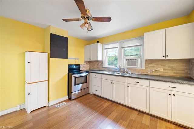 683 Old Hollow Road, Winston-salem, NC 27105
