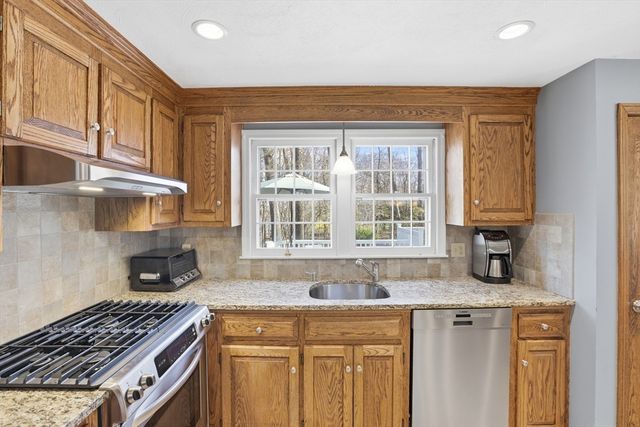 7 Beaver Dam Dr, Westford, MA 01886