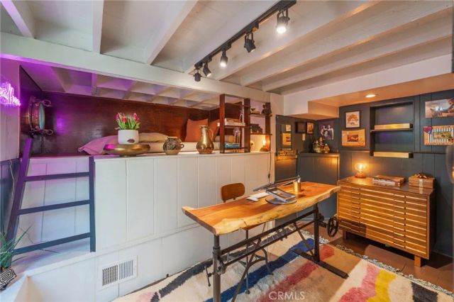 9861 Easton Drive, Los Angeles, CA 90210