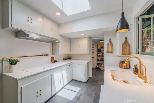 9861 Easton Drive, Los Angeles, CA 90210
