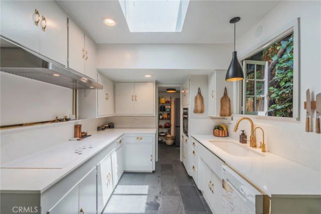 9861 Easton Drive, Los Angeles, CA 90210