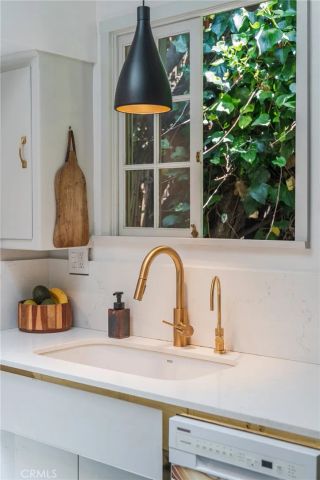9861 Easton Drive, Los Angeles, CA 90210