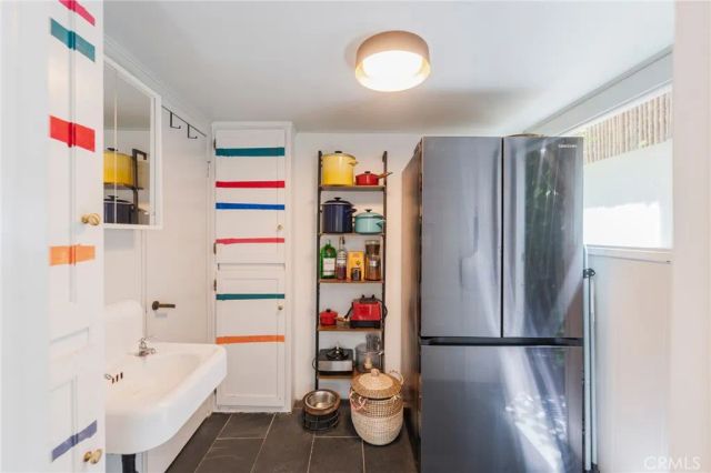 9861 Easton Drive, Los Angeles, CA 90210