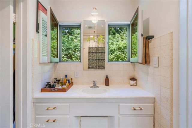 9861 Easton Drive, Los Angeles, CA 90210