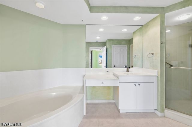 420 Cove Tower DR 804, Naples, FL 34110