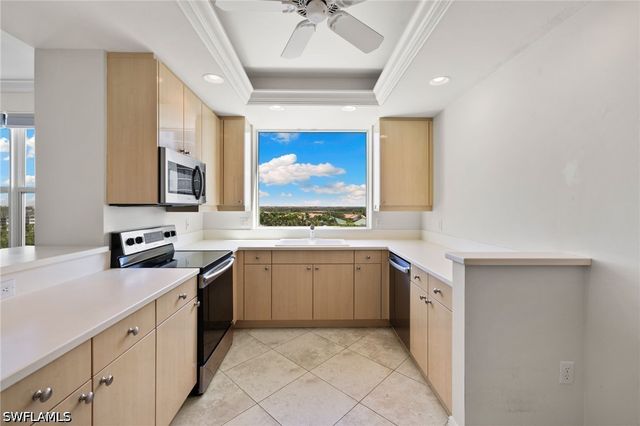 420 Cove Tower DR 804, Naples, FL 34110