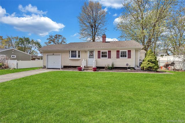 6 Norwalk Lane, Selden, NY 11784