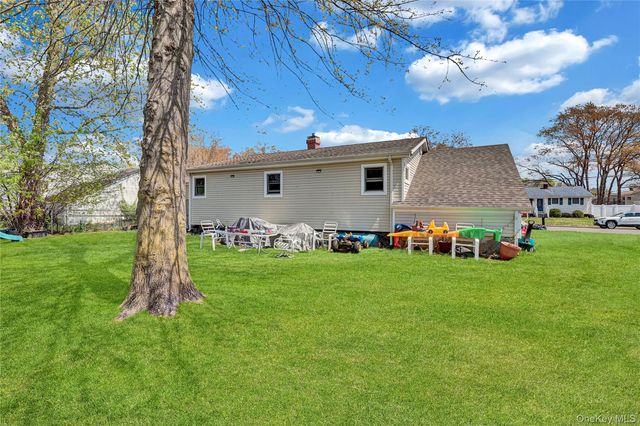 6 Norwalk Lane, Selden, NY 11784