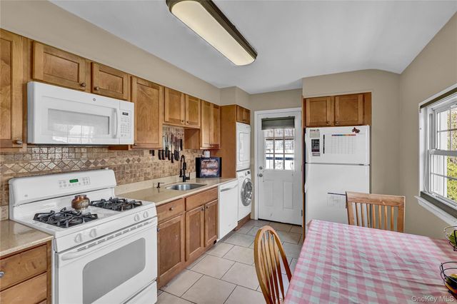 6 Norwalk Lane, Selden, NY 11784