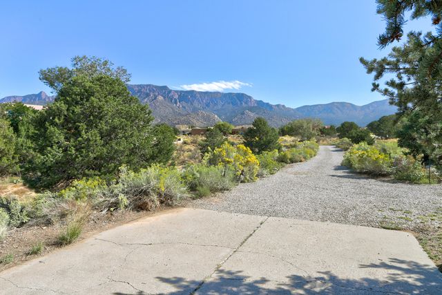 1160 Laurel Loop NE, Albuquerque, NM 87122