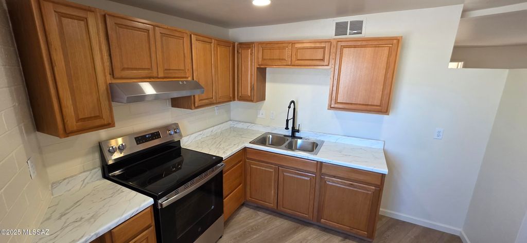 1507 W Roger Road, Tucson, AZ 85705