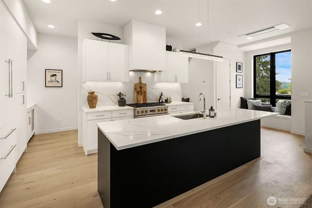 286 118th Avenue SE, Bellevue, WA 98005