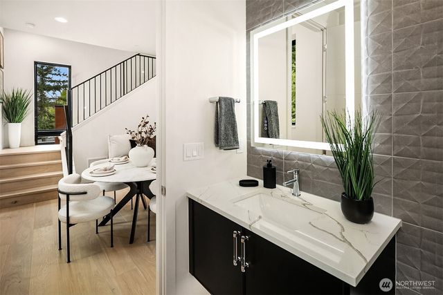 286 118th Avenue SE, Bellevue, WA 98005