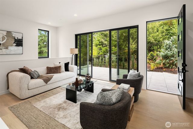 286 118th Avenue SE, Bellevue, WA 98005