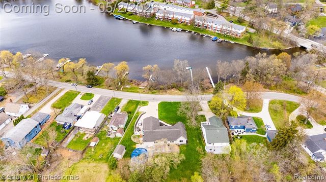 6591 Windiate Road, Waterford, MI 48329