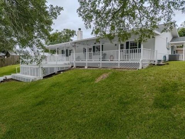 483 Riverside Drive, Palacios, TX 77465