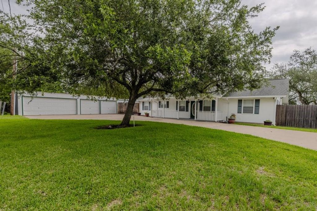 483 Riverside Drive, Palacios, TX 77465