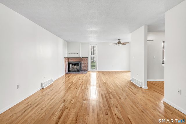 16 Monticello Drive 16, Branford, CT 06405