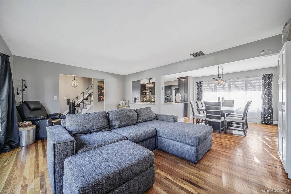 11 Susan Court, Deer Park, NY 11729 — photo 3